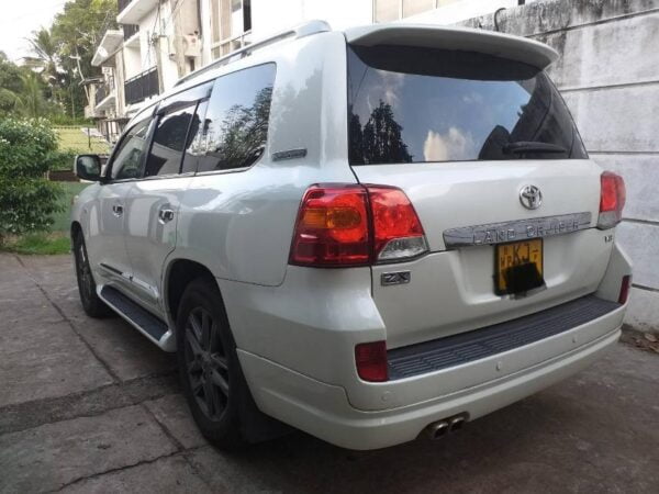 Toyota Land Cruiser V8 - Image 2